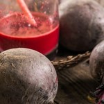 Pomaga przy anemii, wspomaga mózg i jelita. Dlaczego warto pić domowy zakwas z buraka?