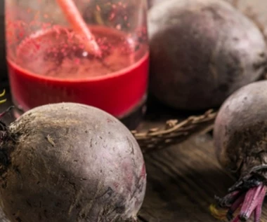 Pomaga przy anemii, wspomaga mózg i jelita. Dlaczego warto pić domowy zakwas z buraka?