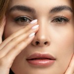 Pomaga ujarzmić niesforne brwi i utrzymać ładny kształt na dłużej. Ten zabieg wykonasz bez wychodzenia z domu