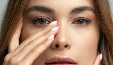 Pomaga ujarzmić niesforne brwi i utrzymać ładny kształt na dłużej. Ten zabieg wykonasz bez wychodzenia z domu