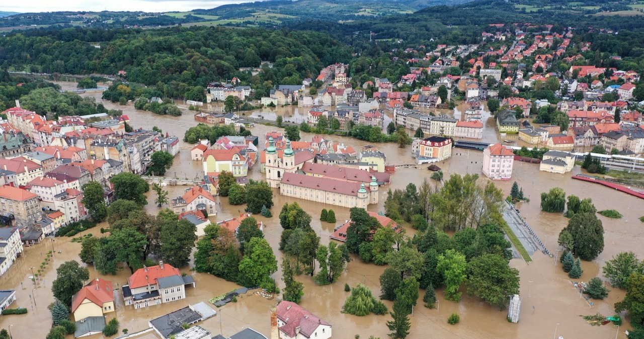 Pomaganie podczas powodzi daje nam poczucie kontroli nad niekontrolowanym /Maciej Kulczyński /PAP