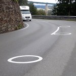 Pomalowali białe kółka na asfalcie. To element ważnego eksperymentu