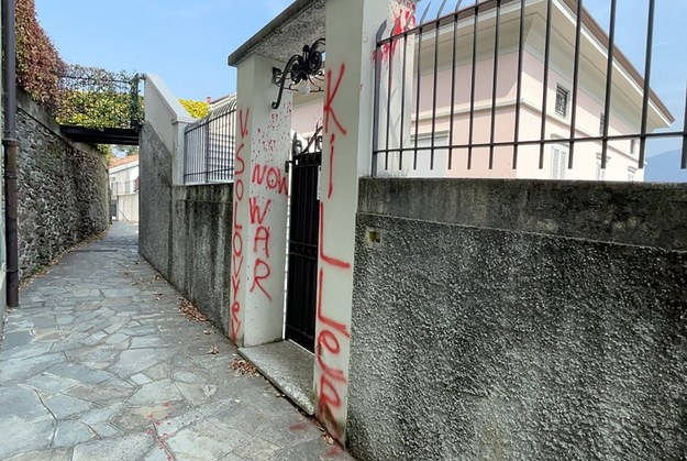 Pomalowane wejście do willi /MATTEO BAZZI    /PAP/EPA