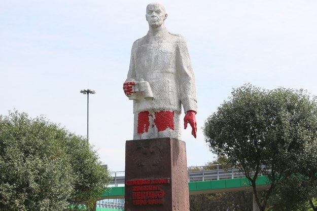 Pomalowany czerwoną farbą pomnik Zygmunta Berlinga /Leszek Szymański /PAP