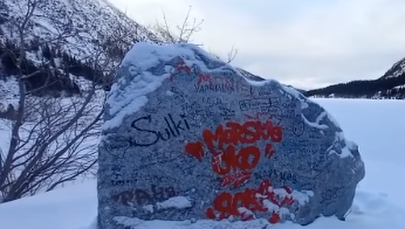 Pomalowany głaz nad Morskim Okiem. "Turyści traktują Tatry jak tablicę pamiątkową"