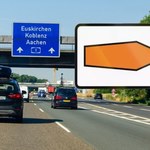 Pomarańczowa strzałka na autostradzie to ważny znak dla kierowcy