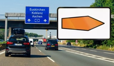 Pomarańczowa strzałka na autostradzie to ważny znak dla kierowcy
