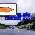 Pomarańczowa strzałka na autostradzie to ważny znak zaskakuje kierowców