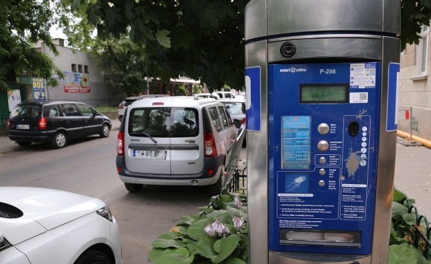 Pomarańczowe koperty w Polsce. Sprawdź, kto może na nich parkować 