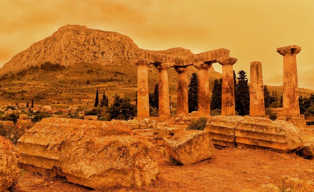 Pomarańczowe niebo nad Grecją. Zobacz niezwykłe zdjęcia