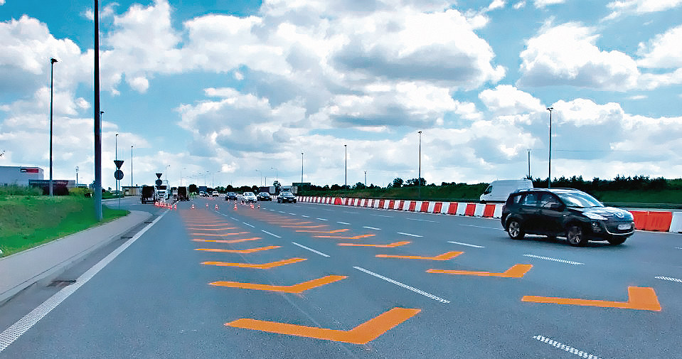 Pomarańczowe pasy kierujące ruch do bramek ViaTOLL. /Motor