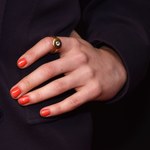 Pomarańczowe paznokcie. Idealny kolor i modny manicure na lato