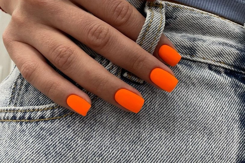 Pomarańczowe paznokcie to hit /Instagram