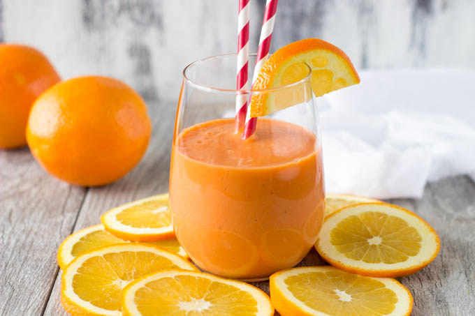 pomarańczowe smoothie /© Photogenica