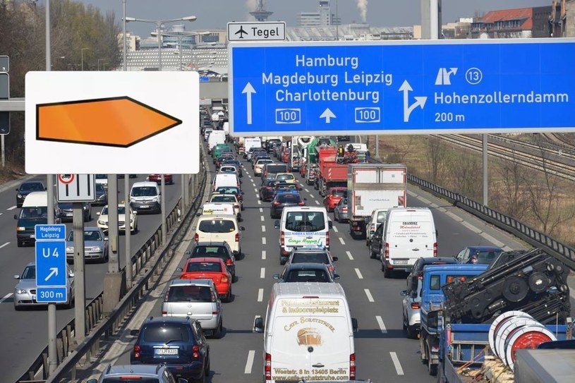 Pomarańczowe strzałki przy autostradach to bardzo pomocna informacja /Getty Images