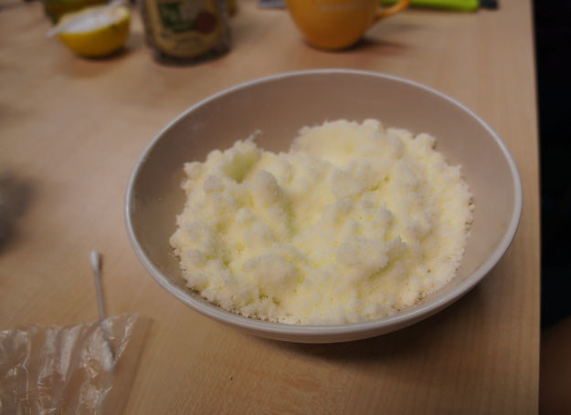 Pomarańczowy musujący pył do kąpieli /Agnieszka Maciaszek /INTERIA.PL