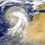 Pomarańczowy pył coraz częściej dociera do Europy. To nie tylko brudne auta