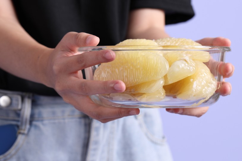 Pomelo jest chyba najbardziej niedocenianym owocem z rodziny cytrusów. Jakie ma właściwości? /123RF/PICSEL