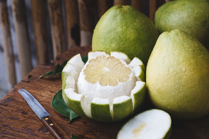 Pomelo warto jeść nie tylko ze względu na walory zdrowotne, ale też smakowe /123RF/PICSEL