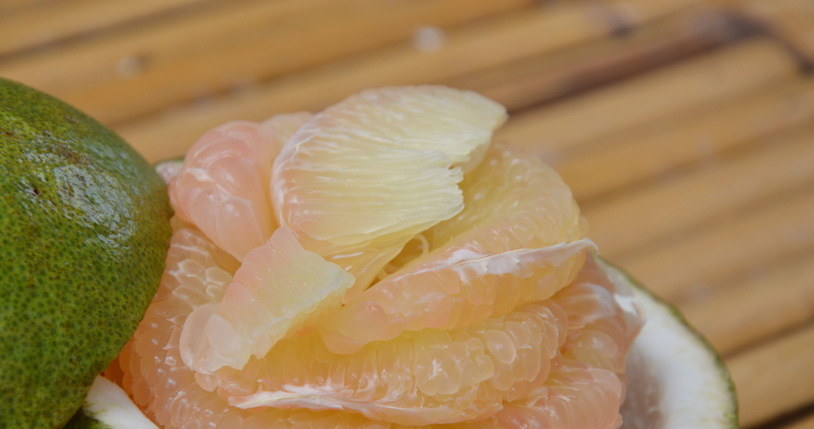 Pomelo zdecydowanie wygrywa zawartością witaminy C w swojej cytrusowej rodzinie /123RF/PICSEL