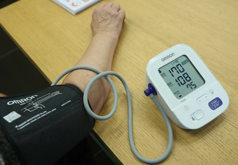 Pomiar ciśnienia tętniczego / WOJCIECH OLKUSNIK  /East News