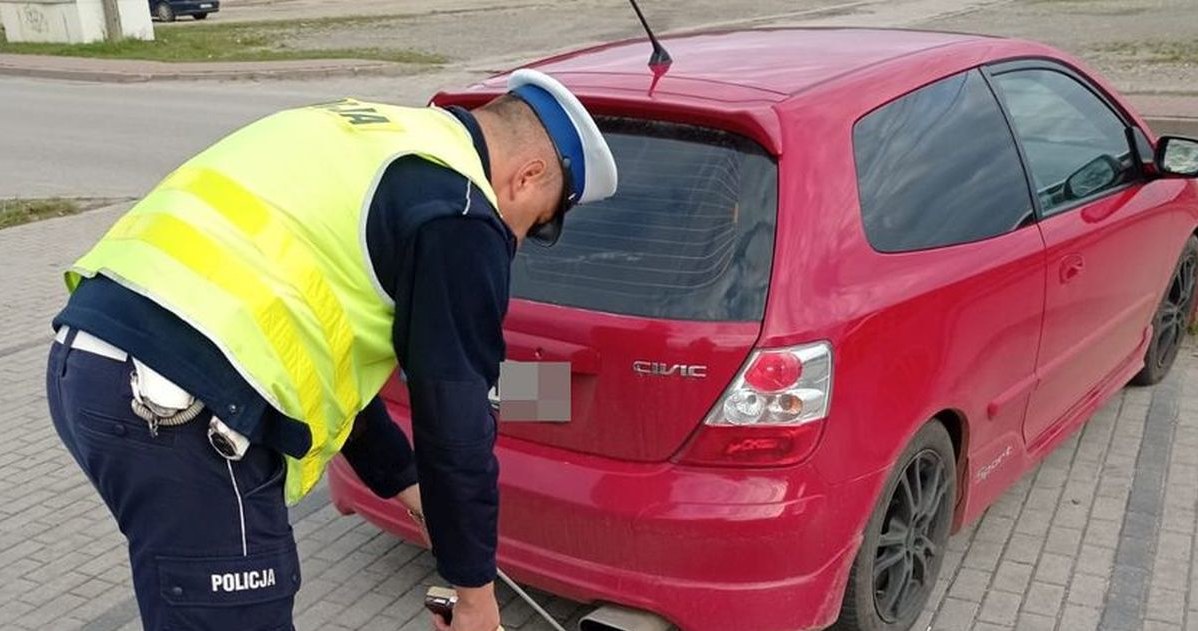 Pomiar hałasu przy pomocy sonometru /Policja