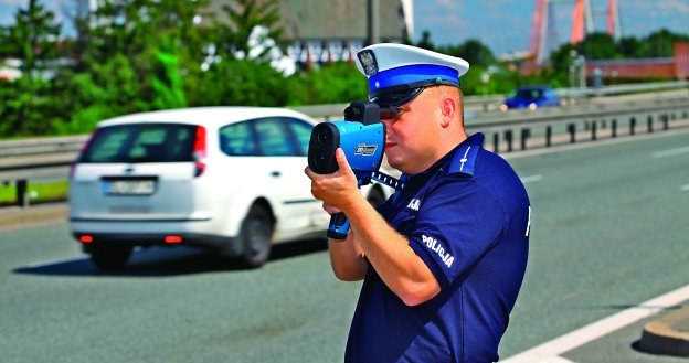 Pomiar prędkości nawet z odległości 1 km nie jest problemem dla policyjnych laserów. Ta zaleta bywa jednak niekiedy wadą urządzeń i prowadzi do zatrzymania innego auta niż było namierzane. /Motor