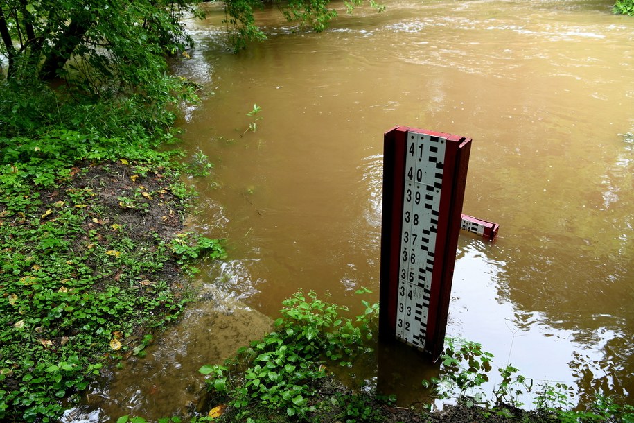 Pomiary na rzece Grabince w Głowaczowej (Podkarpacie) /Darek Delmanowicz /PAP