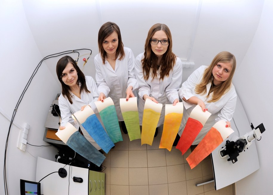 Pomiary odczynu pH w roztworach o dużej objętości nie sprawiają problemów... /IChF PAN, Grzegorz Krzyżewski /materiały prasowe