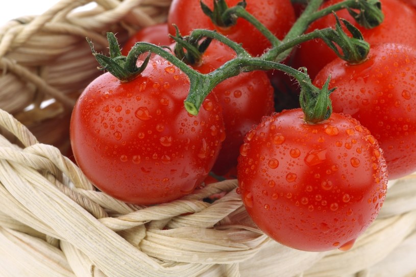Pomidor usuwa obumarłe komórki naskórka, oczyszcza skórę, rozjaśnia ją, nawilża, wzmacnia naczynia krwionośne, zwęża pory. /123RF/PICSEL
