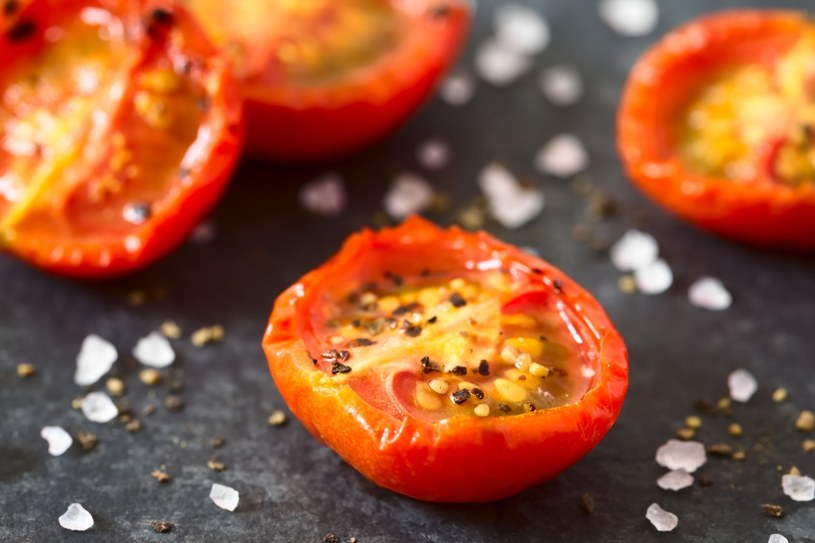 Pomidor z solą podnosi ciśnienie /123RF/PICSEL