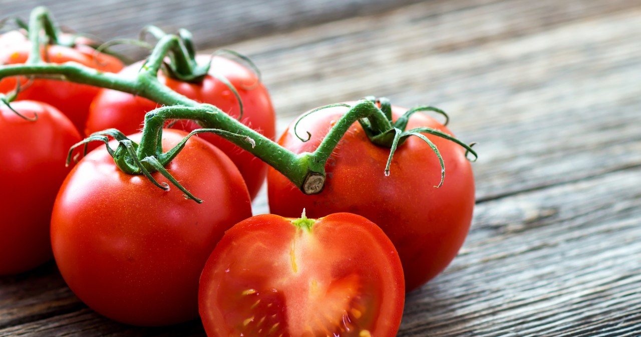 Pomidor zawiera wiele cennych składników, które pomogą odżywić i ukoić naszą skórę