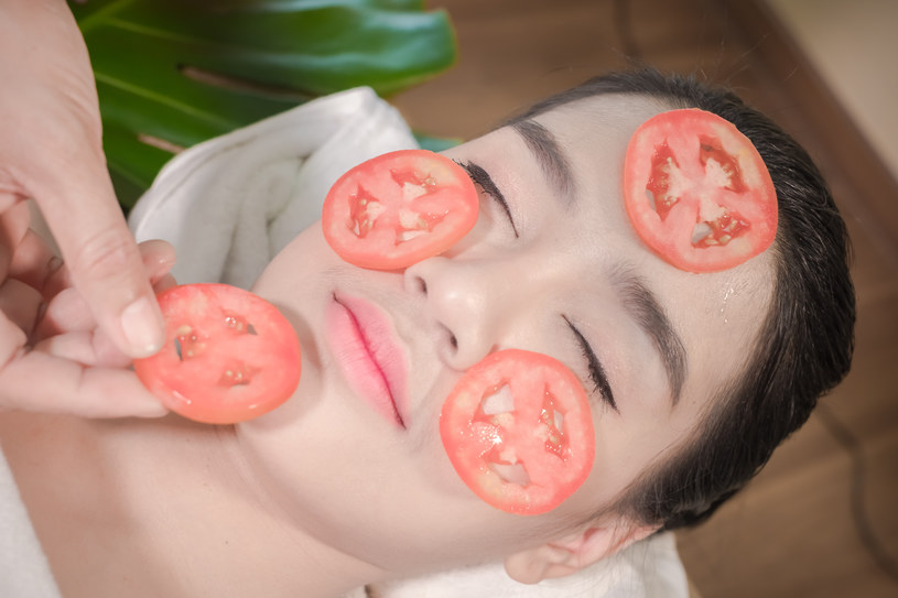 Pomidor zwęża rozszerzone pory i zmniejsza błyszczenie twarzy. /123RF/PICSEL