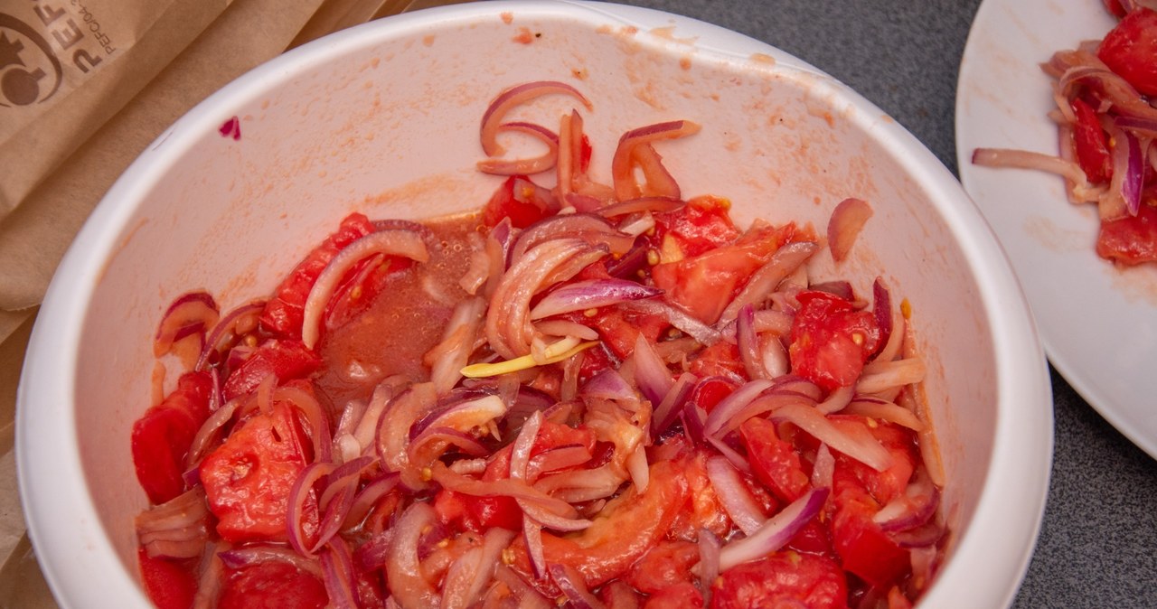 Pomidorowa sałatka idealna na lato /123RF/PICSEL