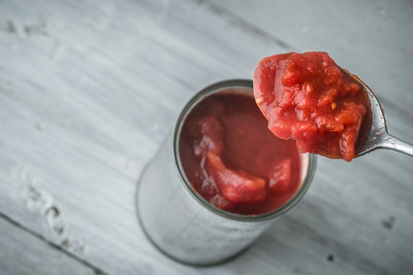 Pomidory czy przecier pomidorowy w puszcze są niezdrowe, a wręcz szkodliwe. Lepiej wybieraj te w szklanych opakowaniach /123RF/PICSEL