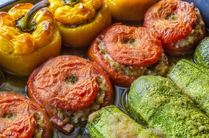 Pomidory i papryka, jedzone w niedużych ilościach, z pewnością nie zaszkodzą. Nie wolno z nich całkowicie rezygnować, ze względu na cenne składniki odżywcze i witaminy /123RF/PICSEL