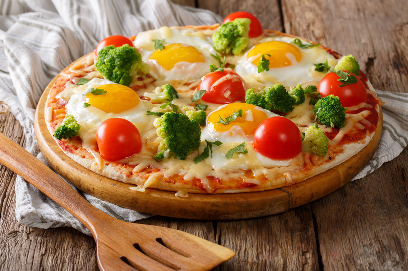 Pomidory, jajka, brokuły - dodatki idealne do pizzy śniadaniowej /123RF/PICSEL