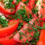 Pomidory jako tarcza przed udarem i miażdżycą. Z czym je łączyć, by były najzdrowsze?