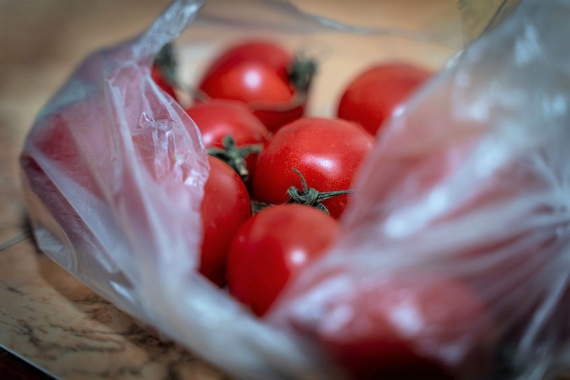 Pomidory, które znajdziecie w sklepach zimą, naszpikowane są chemią /123RF/PICSEL