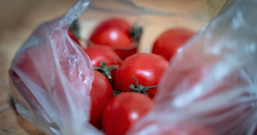 Pomidory, które znajdziecie w sklepach zimą, naszpikowane są chemią /123RF/PICSEL