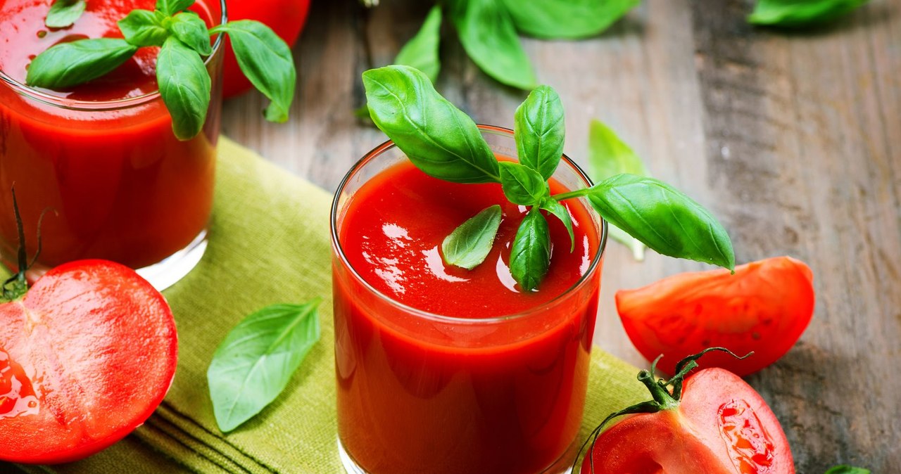 Pomidory możemy spożywać pod różnymi postaciami - na przykład pijąc sok pomidorowy /123RF/PICSEL