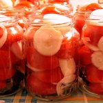 Pomidory na zimę marynuję po litewsku. Te z goździkami schodzą najszybciej