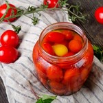 ​Pomidory też możesz włożyć do słoików. W takiej formie będziesz jeść całą zimę