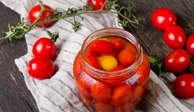 ​Pomidory też możesz włożyć do słoików. W takiej formie będziesz jeść całą zimę