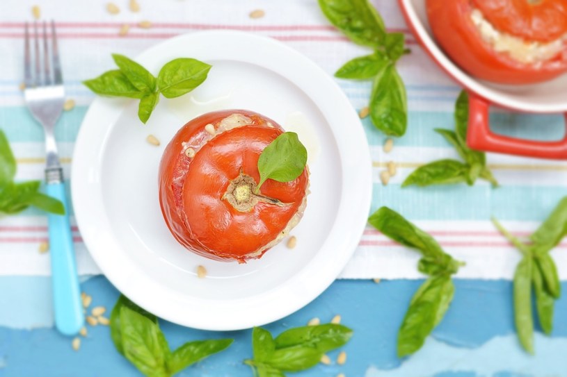 Pomidory z sałatką warzywną i bazylią /123RF/PICSEL