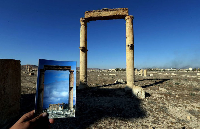Pomiędzy dwoma kolumnami można było kiedyś zobaczyć światynię Baalszamina. Ta właściwie zniknęła z powierzchni ziemi /JOSEPH EID / AFP  /AFP