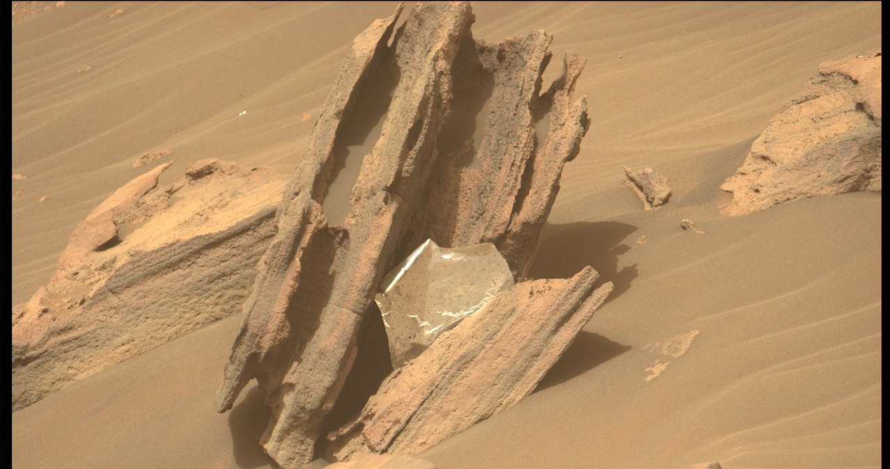 Pomiędzy kamieniami na Marsie jest koc termiczny, który prawdopodobnie odpadł od lądownika w 2019 roku /NASA