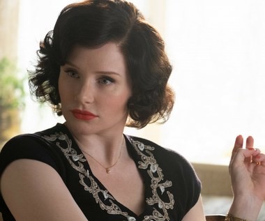 Pomiędzy występami w kolejnych częściach "Jurassic World" Howard oglądaliśmy też w familijnej produkcji "Mój przyjaciel smok" (2016), przygodowym filmie "Gold" (2016), a także w jednej z odsłon popularnego miniserialu "Ukryte lustro". Najgłośniej było jednak o jej roli w dramacie biograficznym "Rocketman" (2018), w którym wcieliła się w matkę granego przez Tarona Egertona Eltona Johna.