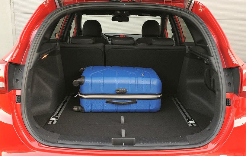 Pomimo deklarowanych 528 l, bagażnik jest raczej przeciętny. Pod podłogą jest schowek. /Motor