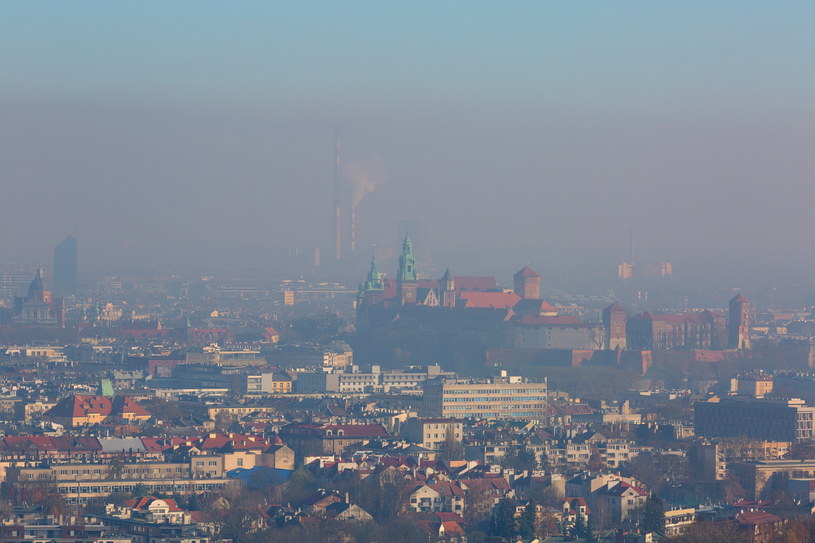 Pomimo obowiązku likwidacji przestarzałych pieców w krakowskich domach, miasto nadal boryka się z problemem smogu /123RF/PICSEL